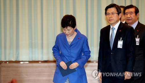 <탄핵가결> 박 대통령 국무위원 간담회 참석      (서울=연합뉴스) 백승렬 기자 = 박근혜 대통령이 9일 오후 탄핵소추안이 가결된 이후 청와대에서 열린 국무위원 간담회에 황교안 국무총리와 함께 참석하고 있다.