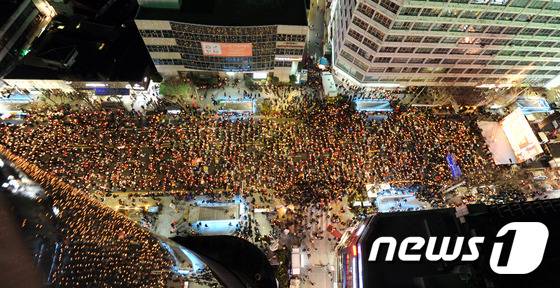 7차 촛불집회가 열린 10일 오후 광주 동구 금남로 일원에서 열린 광주시국촛불집회에서 시민들이 촛불을 들고 박근혜 대통령 즉각 퇴진을 촉구하고 있다. 2016.12.10/뉴스1 © News1 황희규 기자