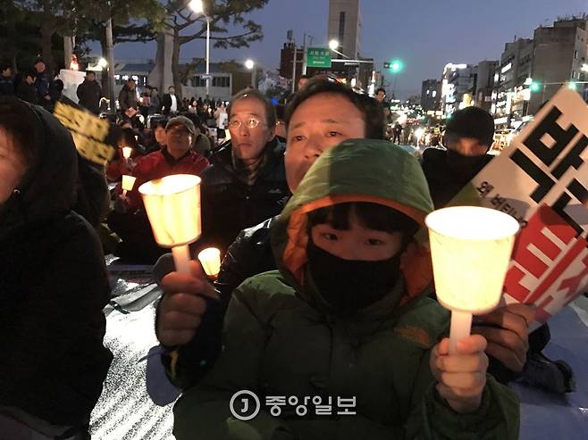 초등학생 아들과 함께 집회에 참여한 김동은(44·제주시 이도2동)씨. 최충일 기자