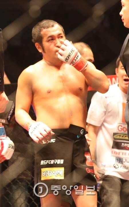 배우 김보성이 10일 서울 중구 동호로 장충체육관에서 열린 로드FC 035 대회 일본 콘도 테츠오와 데뷔전에서 눈 부상으로 경기를 기권한 후 팬들을 바라보고 있다. 김보성은 대전료 전액을 소아함 아이들을 위한 전액 기부행사 취지로 이번 로드FC경기를 치르게 됐다.양광삼 기자