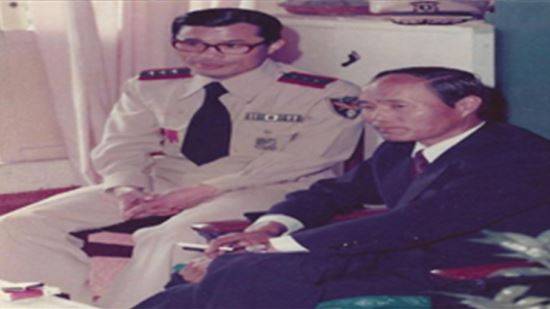 별세개를 단 변창남 목사(왼쪽), 오른쪽은 박영수 당시 부산시장.