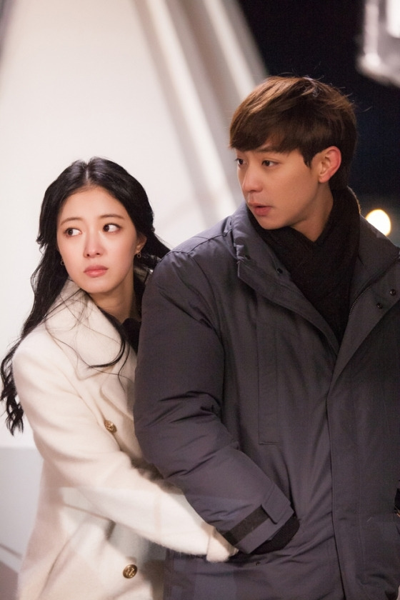 '월계수' 아츄커플 현우♥이세영, 밤바다 데이트 공개