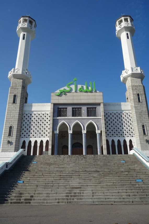 서울중앙성원 전경. 정면에 보이는 녹색 글자는 아랍어로 ‘알라만이 가장 위대하다’라는 뜻이다. /최문혁 기자