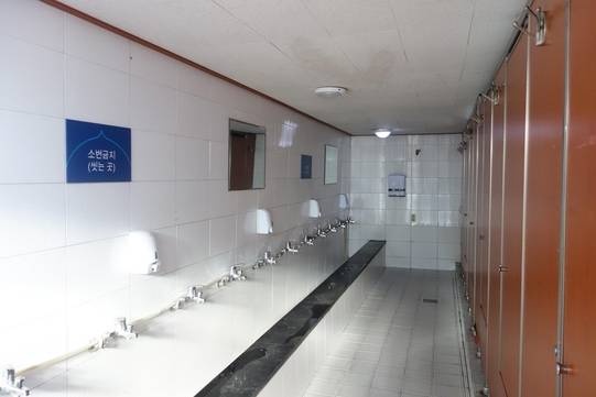남성용 우두 내부. 예배실로 가서 기도하기 전에 이곳에서 몸을 씻어야 한다. /최문혁 기자