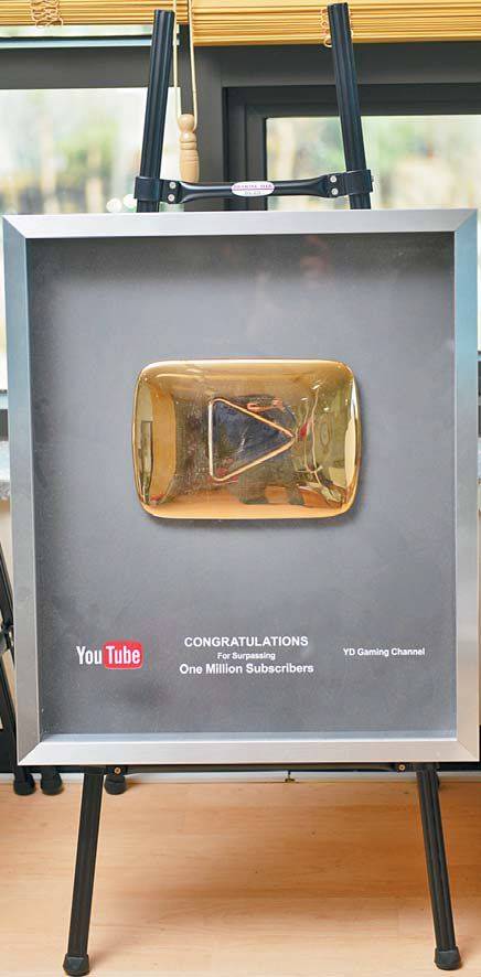 2014년 양띵이 받은 ‘골드 플레이 버튼상’. 구글이 구독자 100만 명 이상 유튜버에게 주는 상이다.