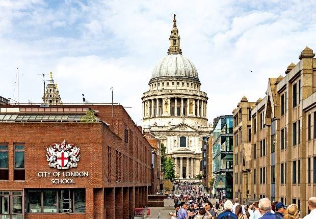 밀레니엄 브리지에서 바라본 시티 오브 런던. 가운데 우뚝 솟은 건물이 세인트 폴 대성당이다.