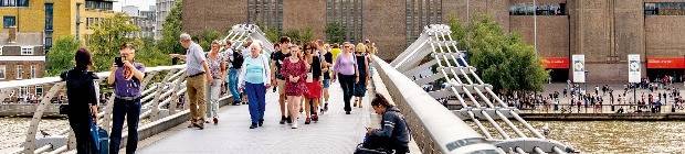 시티 오브 런던 중심지에 있는 밀레니엄브릿지를 관광객들이 건너가고 있다.