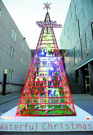 수도관 기둥과 물방울 모양 아크릴로 꾸며진 워터풀 크리스마스트리 전경. 김보연 인턴기자