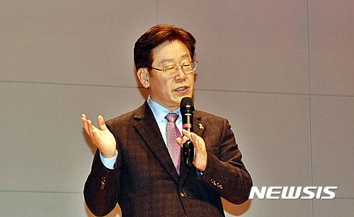 【익산=뉴시스】강명수 기자 = 대통령 후보군으로 분류되고 있는 이재명 성남시장이 11일 전북 익산시에 위치한 원광대학교를 방문해 시국강연을 펼치고 있다. 2016.12.11.   smister@newsis.com