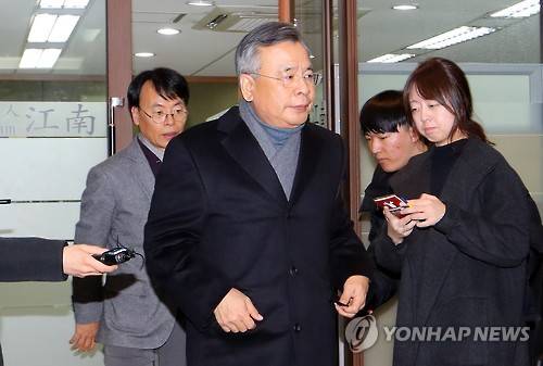 '박근혜 정부의 최순실 국정농단' 의혹을 수사할 박영수 특별검사가 지난 11일 오후 서울 서초구 법무법인 강남 사무실에서 특검팀 회의를 마친 뒤 나오고 있는 모습. [연합뉴스 자료사진]