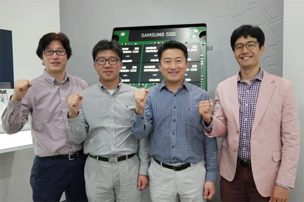 왼쪽부터 박종규·윤찬호 수석연구원, 조상연 상무, 정다운 수석연구원.