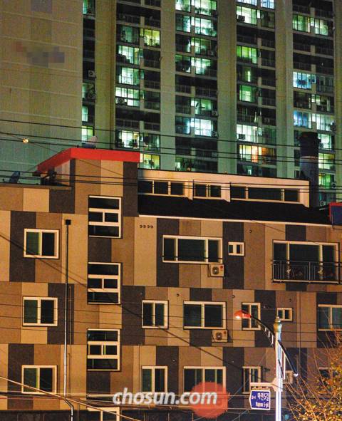 지난 9일 오후 8시 경남 거제시 장승포동의 빌라촌. 퇴근 시간을 훌쩍 넘긴 시간이었지만 불이 환하게 켜진 뒤편 아파트와 달리 이곳 방 창문들은 깜깜하다. 인근 공인중개사무소 관계자는“조선업 불황으로 빌라를 기숙사 삼아 살던 하도급 직원들이 거제시를 떠나면서 세 채 중 한 채는 비어 있는 상태”라고 말했다. /김종호 기자