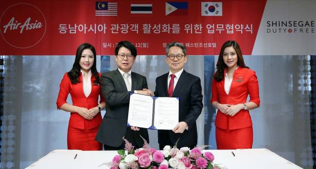 12일 서울 중구 웨스틴조선호텔에서 (왼쪽부터)신세계디에프 손영식 사업총괄(부사장), 에어아시아 그룹 한국지사장 곽호철 대표가 말레이시아, 태국, 필리핀 방한 관광객 유치 활성화를 위한 협약식을 맺고 포즈를 취하고 있다.&nbsp; &nbsp;[사진=신세계면세점 제공]