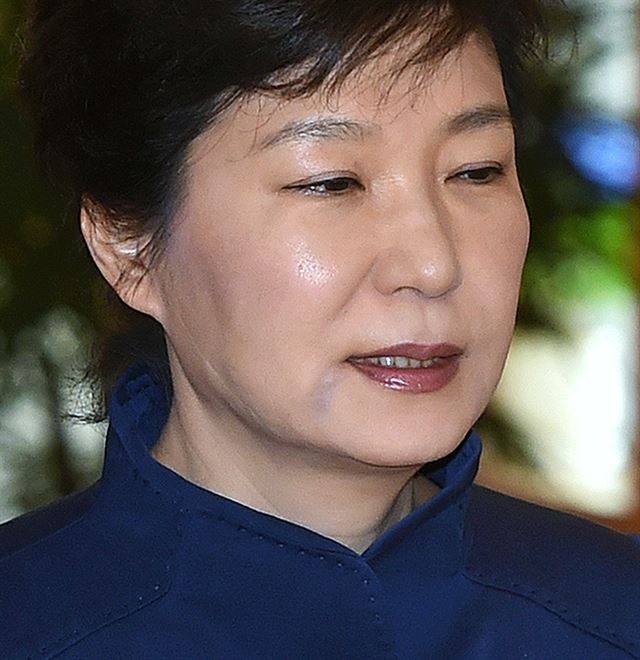 2014년 5월 13일 청와대에서 열린 제 21회 국무회의에 참석한 박 대통령. 오른쪽 입가의 피멍 자국이 눈에 띈다.