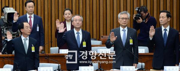 김장수(오른쪽부터) 전 국가안보실장, 이병석 전 대통령 주치의, 서창석 전 대통령 주치의, 김원호 전 대통령경호실 의무실장이 14일 오전 서울 여의도 국회에서 열린 최순실 국정농단 의혹 진상규명을 위한 국정조사 특위 3차 청문회에서 증인선서하고 있다. /권호욱 선임기자 biggun@kyunghyang.com