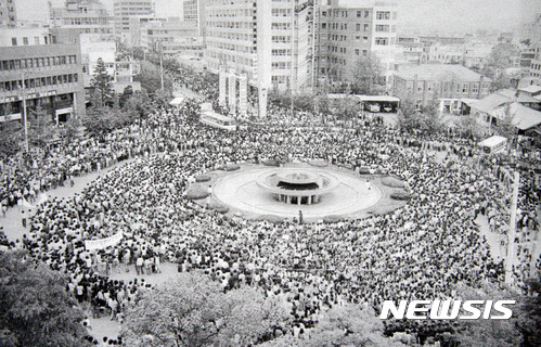 【광주=뉴시스】신대희 기자 = 5·18민주화운동 상징 공간인 광주 전일빌딩의 총탄 흔적이 헬기에서 쏜 것으로 보인다고 분석한 국립과학수사연구원이 14일 "옛 전남도청 쪽에서 금남로 방향으로 돌면서 사격한 것으로 추정된다"고 밝혔다. 사진은 1980년 5·18 당시 광주 동구 금남로 전일빌딩 주변 모습. (사진 = 5·18 기념재단 제공 사진 촬영)    photo@newsis.com
