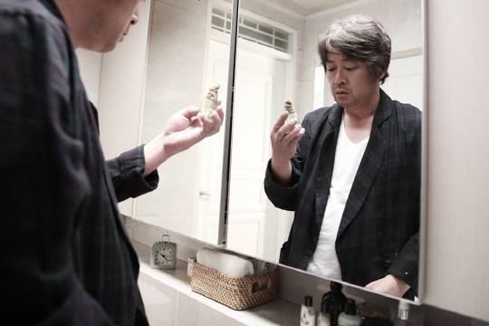 영화 속에서 김윤석은 과거로 돌아갈 수 있는 10개의 알약을 얻고 고민에 빠지게 된다.   /사진제공=롯데엔터테인먼트