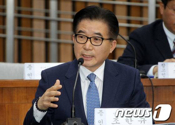 15일 오전 서울 여의도 국회에서 열린 '박근혜 정부의 최순실 등 민간인에 의한 국정농단 의혹사건 진실규명을 위한 국정조사특위 제4차 청문회'에서 조한규 전 세계일보 사장이 의원들의 질의에 답변하고 있다. 2016.12.15/뉴스1 © News1 사진공동취재단