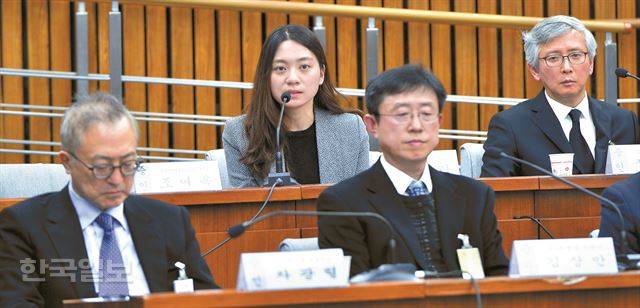 14일 오전 서울 여의도 국회에서 열린 '최순실 국정농단 의혹 진상규명을 위한 국정조사 특별위원회 3차 청문회'에서 증인으로 출석한 차광렬(왼쪽부터) 차병원그룹 총괄회장, 신보라 전 대통령경호실 의무실 간호장교, 김상만 전 대통령자문의, 정기양 전 대통령 자문의  서재훈기자 spring@hankookilbo.com