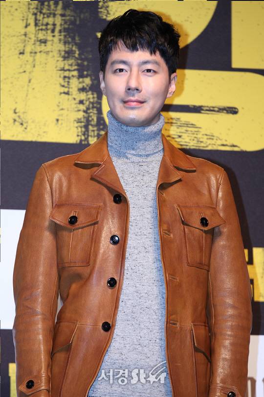 /15일 오전 11시 서울 압구정동 압구정 CGV에서 열린 영화 ‘더 킹’ 제작보고회에서 배우 조인성이 포토타임을 갖고 있다.