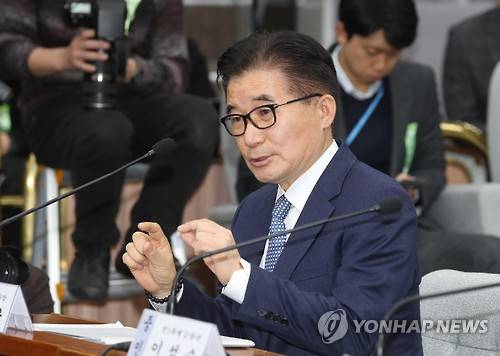 답하는 조한규 전 세계일보 사장      (서울=연합뉴스) 김현태 기자 = 지난 15일 오전 국회에서 열린 최순실 국정농단 의혹 진상규명을 위한 국정조사 특위 4차 청문회에서 조한규 전 세계일보 사장이 의원들의 질문에 답하고 있다.