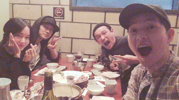 이정현이 16일 황정민 소지섭 송중기 등 영화 '군함도' 출연진과 다정한 포즈를 취하고 있는 사진을 공개했다. 사진=이정현 인스타그램 캡처
