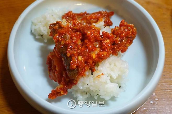 ③ 따신 쌀밥에 들기름 조금 치고 가자미식해를 얹어 비벼 먹으면 아주 별미다.