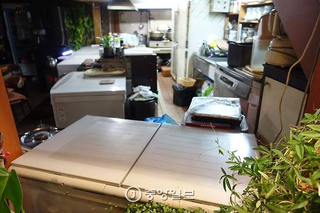 김치냉장고들이 주방을 포위하고 있다. 모두 15대나 된다고 한다.