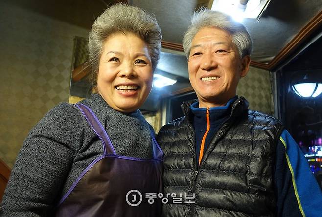 한자리에서 27년 동안 ‘참식당’을 지키고 있는 민현숙·염홍일 부부.