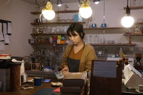 (천안=연합뉴스) 김용윤 기자 = 청년상인 이진여(25)씨가 찻잔을 정리하고 있다. 2016.12.17. yykim@yna.co.kr