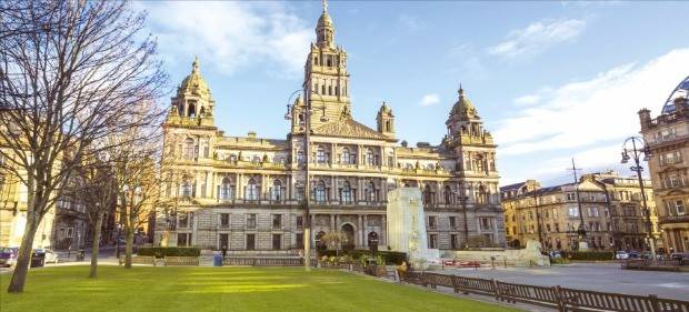 19세기 빅토리아 양식의 우아한 건물로 둘러싸인 조지 스퀘어. 스코틀랜드 관광청 제공