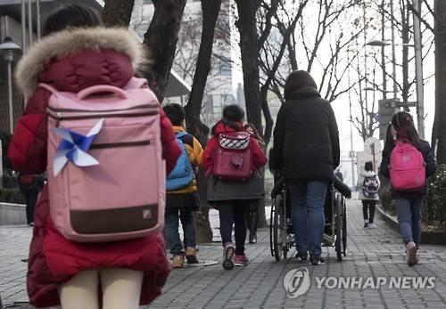 초중고 독감환자 역대 최고치      (서울=연합뉴스) 윤동진 기자 = 초중고 독감 환자가 1천명당 152.2명으로 역대 최고치를 기록한 것으로 알려진 20일 오후 서울 서대문구의 한 초등학교에서 학생들이 하교하고 있다.      보건복지부와 질병관리본부는 이날 정부세종청사에서 열린 브리핑에서 초·중·고등학교 학생연령(7∼18세) 인플루엔자 의사환자수는 49주 1천명당 40.5명에서 50주(12월4일∼12월10일)에는 1천명당 107.7명으로 급증했고 51주에는 152.2명(잠정치)까지 늘어난 상태라고 밝혔다.