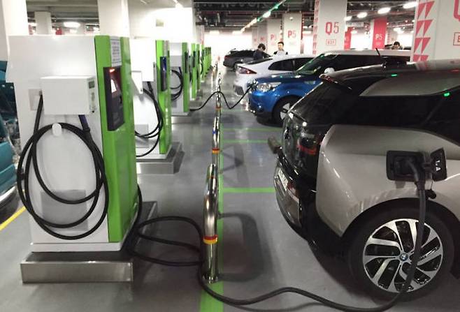 21일 서울 잠실 롯데월드몰 지하 주차장에서 전기차가 충전되고 있다. 지하 2층 주차장에만 급속충전기 6기를 포함해 총 12개 충전기가 설치됐다.