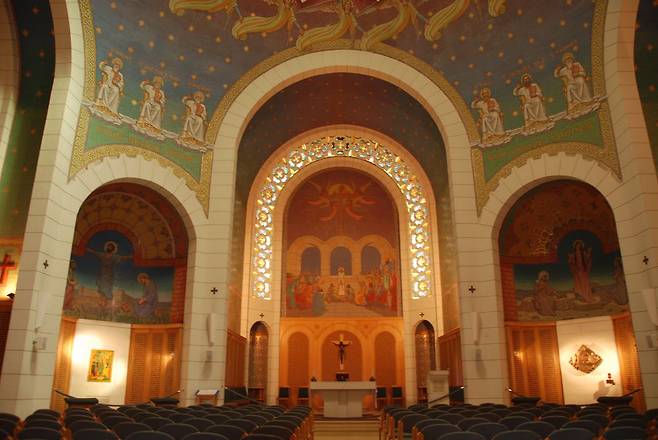 베드로 통곡 교회의 내부. 제단 정면에 묶여서 심문을 받고 있는 예수가 그려져 있다.