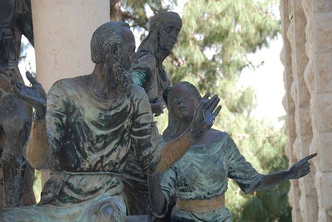 베드로 통곡 교회의 뜰에는 동상이 있다. 하녀들의 물음에 베드로가 예수를 부인하는 장면이다.