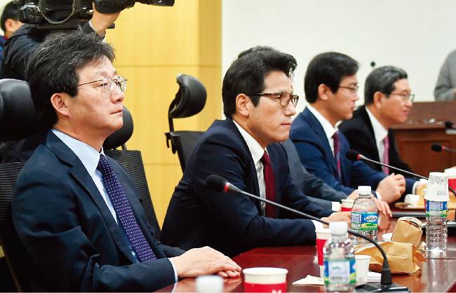 새누리당 유승민 의원(왼쪽)을 비롯한 비박근혜계 의원들이 12월 9일 서울 여의도 국회 의원회관에서 열린 새누리당 비상 시국회의에 참석해 굳은 표정으로 앉아 있다. [동아일보]