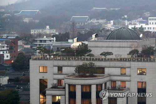 하루 앞으로 다가온 탄핵심판 사건 준비절차 기일      (서울=연합뉴스) 한종찬 기자 = 박근혜 대통령의 탄핵심판 사건을 맡은 헌법재판소는 22일 열리는 첫 준비절차 기일을 공개 심리로 진행한다. 국회 소추위원단의 답변서 공개와 헌재의 '수사기록 제출 요청'에 대통령 대리인단의 이의신청에 대한 결론도 이날 밝힌다. 사진은 첫 준비절차 기일을 하루 앞둔 21일 오후 서울 헌법재판소와 청와대의 모습.