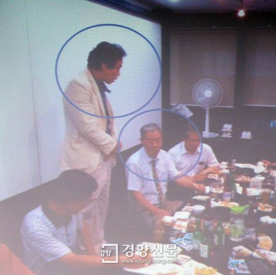 더불어민주당 박영선 의원이 22일 국회에서 열린 ‘박근혜·최순실 게이트’ 국정조사 청문회에서 위증 공모 의혹을 받고 있는 새누리당 이완영 의원(사진 왼쪽에서 두번째)과 최순실씨의 변호를 맡고 있는 이경재 변호사(오른쪽 두번째)가 함께 있는 시민 제보사진을 공개하고 있다. /강윤중 기자 yaja@kyunghyang.com