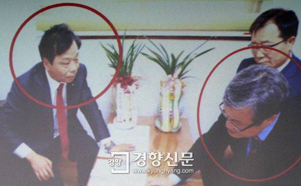 더불어민주당 박영선 의원이 22일 국회에서 열린 ‘박근혜·최순실 게이트’ 국정조사 청문회에서 위증 교사 의혹을 받고 있는 새누리당 이완영 의원과 우병우 전 청와대 민정수석의 지인으로 이날 청문회에 동행한 이정국 ‘정강’ 전무가 함께 있는 시민 제보사진을 공개하고 있다. /강윤중 기자