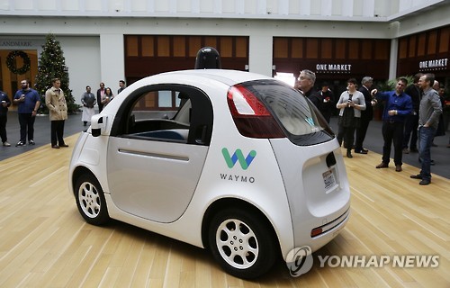 [샌프란시스코 AP=연합뉴스] 구글의 새로운 자율주행차 사업부문 웨이모가 만든 완전 자율주행차가 13일(현지시간) 미국 샌프란시스코에서 선보였다.