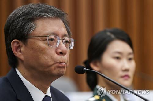 입 다문 우병우      (서울=연합뉴스) 이정훈 기자 = 우병우 전 청와대 민정수석이 22일 오전 국회에서 열린 박근혜 정부의 최순실 등 민간인에 의한 국정농단 의혹사건 진상규명을 위한 국정조사 5차 청문회에서 의원의 질의를 받으며 입을 굳게 다물고 있다. 오른쪽은 세월호 참사 당시 청와대 간호장교로 근무했던 조여옥 대위.