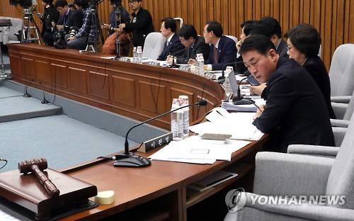 이완영 의원의 빈자리      (서울=연합뉴스) 배재만 기자 = 22일 오후 국회에서 열린 '최순실 국조특위' 5차 청문회에서 위증교사 의혹을 받고 있는 새누리당 이완영 의원의 자리가 비어 있다. 2016.12.22      scoop@yna.co.kr