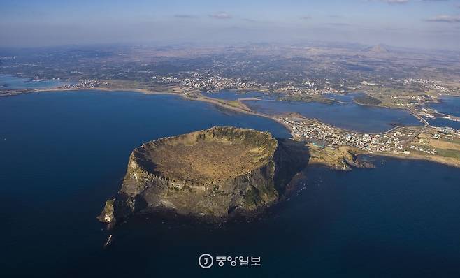 헬기에서 내려다본 성산일출봉.