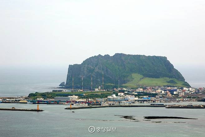 지미봉 정상에서 바라본 성산일출봉.