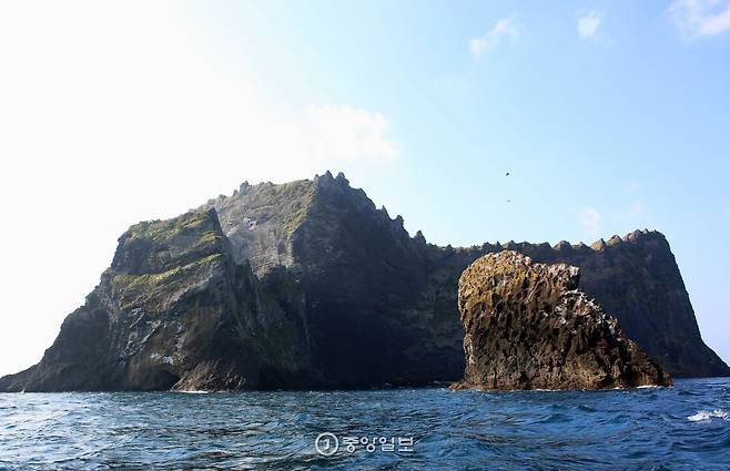 배를 타고 바라본 성산일출봉. 앞의 작은 섬이 새끼청산이다.