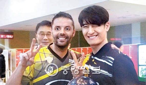 두 손으로 볼링을 치는 가수 손호영(오른쪽)은 “벨몬트는 나의 롤모델”이라고 말했다. [안양=김지한 기자]