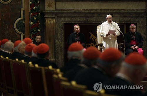 (바티칸시티 AP=연합뉴스) 프란치스코 교황이 22일 바티칸에서 열린 교황청 관료조직 '쿠리아' 고위 성직자들에게 전한 성탄 인사에서 개혁 작업에 숨은 저항이 존재한다고 질타하며 "'쿠리아' 개혁은 단순히 교회의 주름살을 없애는 게 아니라 조직원의 정신에 낀 때를 빼는 작업"이라고 강조했다.