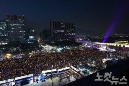 지난 17일 서울 종로구 광화문광장에서 열린 제8차 박근혜 대통령의 즉각 퇴진과 구속 처벌 촉구 촛불집회에서 시민들이 촛불을 밝혔다. (사진=윤창원 기자)