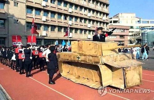 (EPA=연합뉴스) 지난 23일 열린 대만 신주(新竹)시 광푸(光復)고급중학교(고등학교)의 개교기념일 행사에서 나치 군복을 입은 일부 학생이 골판지로 만든 나치 탱크와 나치 문양 깃발을 앞세운 채 가장행렬을 벌이고 있다.       타이베이(臺北)주재 이스라엘 경제문화 사무처(대사관격)가 학생들의 행동이 개탄스럽고 충격적이라고 비판했으며 대만 교육 당국은 사과와 재발 방지 약속을 했다.      대만에서는 최근 몇년 새 음식점 등에서 나치 미화성 행사가 열려 논란이 됐다. 2016년 12월 24일.