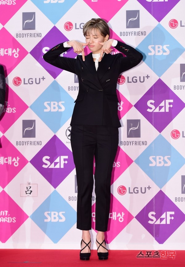 '2016 SAF SBS 연예대상' 레드카펫 행사에 참석하고 있는 트와이스 정연. 사진=이혜영 기자 lhy@hankooki.com